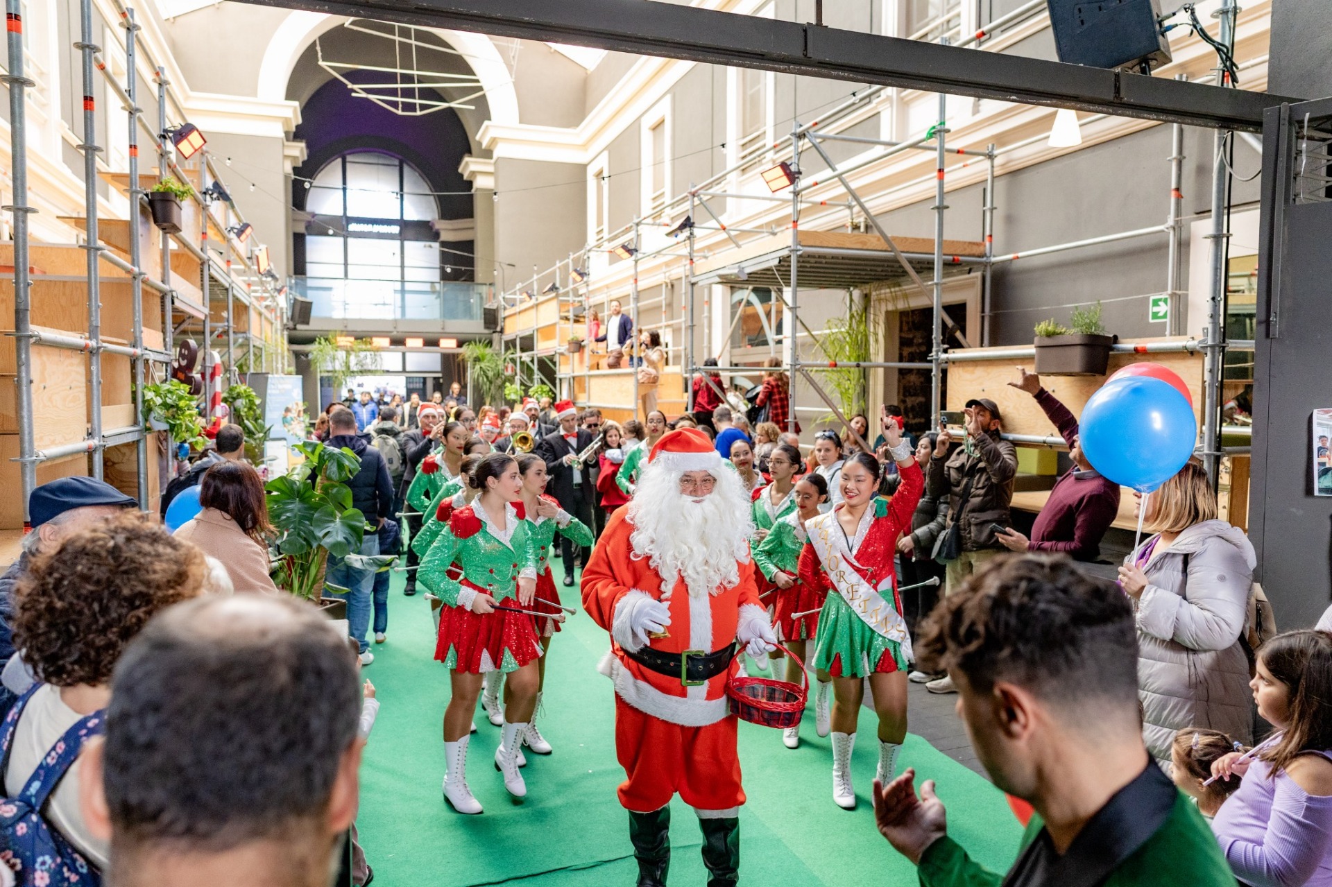 Babbo Natale con il gruppo di elfi e il pubblico durante un evento natalizio Le Star Animazione