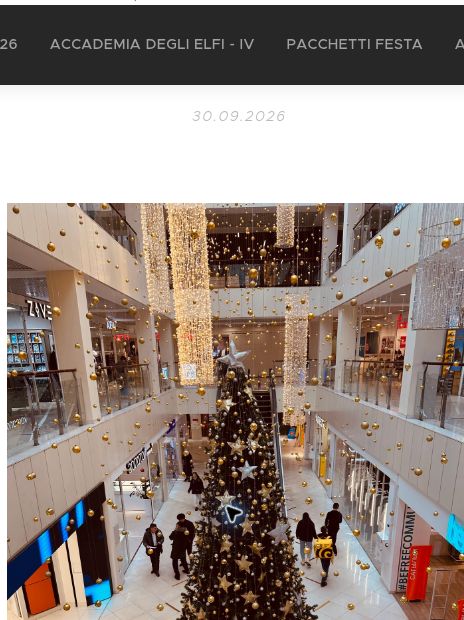Grande albero di Natale e decorazioni festive in un centro commerciale